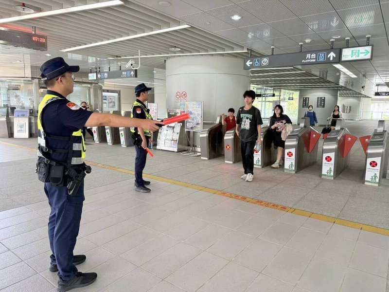 中部地區15日舉行城鎮韌性防空演習,警方進駐中捷站內,管制乘客於站內停留避難。(警方提供)中央社記者蘇木春傳真 114年7月15日
