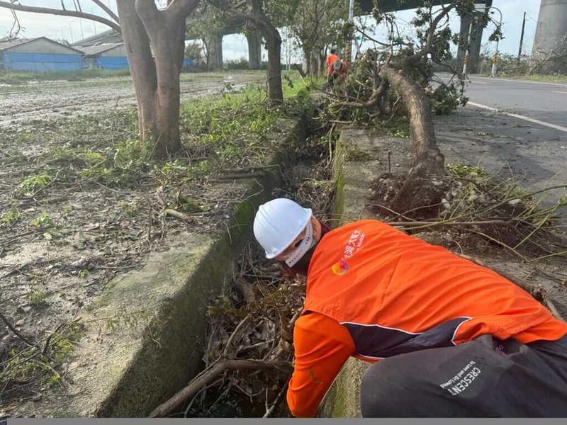 颱風丹娜絲導致南部多處通訊中斷,台灣大哥大表示,第一時間啟動緊急應變機制,動員北、中部工程團隊數百人,提供緊急通訊服務。(台灣大提供)中央社記者江明晏傳真 114年7月15日
