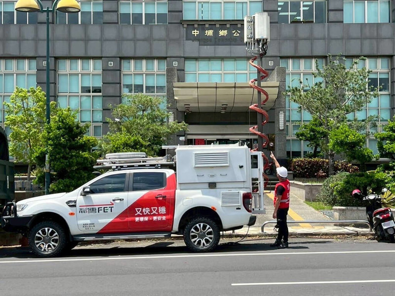 颱風丹娜絲導致南部多處通訊中斷,遠傳電信強調,第一時間啟動人力及物資跨區調度,動員數百名網路維運工程人員、投入超過1500人次全力搶修,並出動14輛行動通訊車。(遠傳提供)中央社記者江明晏傳真 114年7月15日