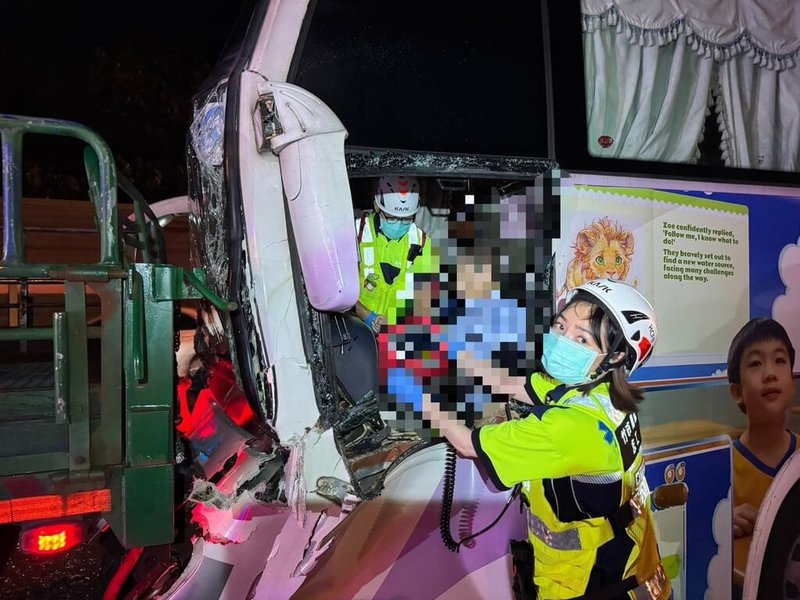 國道1號北上新竹路段92.2公里處15日晚間發生車禍，1輛國光客運與2輛大貨車及1輛自小客車連環碰撞，客運司機受困駕駛座，警消到場協助脫困、送醫。（新竹市消防局提供）中央社記者魯鋼駿傳真　114年7月15日