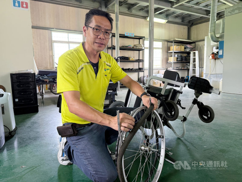 日寶事業有限公司負責人李仁傑(圖)經營二手輔具交流及租賃,經清潔、消毒、整理與修繕後入庫上架,讓輔具有機會為下一名使用者重新發揮效用。中央社記者蕭博陽南投縣攝 114年7月15日