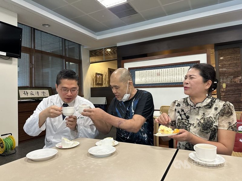 62歲胡先生(中)3月在工地遭300公斤鋼梁重壓,全身重創、一度命危,經4次手術、輸血2.4萬C.C,治療72天後出院,胡先生感謝主治醫師高國堯(左),讓他有重生機會。中央社記者趙麗妍攝 114年7月15日