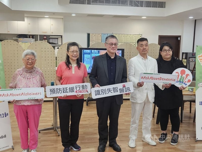 台灣失智症協會15日舉行記者會推出「失智症10大警訊」與「預防失智現在開始」等宣導素材,台北榮民總醫院失智治療及研究中心主任王培寧(左2)指出,預防與延緩失智症建議掌握「趨吉避凶」原則,鼓勵民眾保護視力與聽力、降低空氣污染暴露等。中央社記者陳婕翎攝 114年7月15日