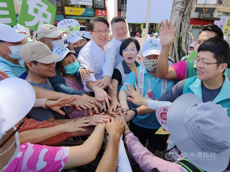 民進黨秘書長林右昌(前左3)15日在桃園南門市場出席北桃園護國大遶境集結出發儀式,為罷免案催票。中央社記者葉臻攝 114年7月15日