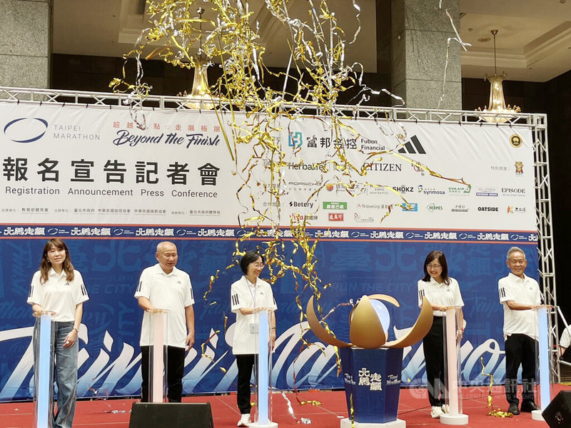 台北市體育局15日舉行記者會，宣布「2025台北馬拉松」12月21日登場，7月15日下午4時開放馬拉松組登記抽籤，半程馬拉松組8月8日下午4時起登記抽籤。中央社記者楊淑閔攝  114年7月15日