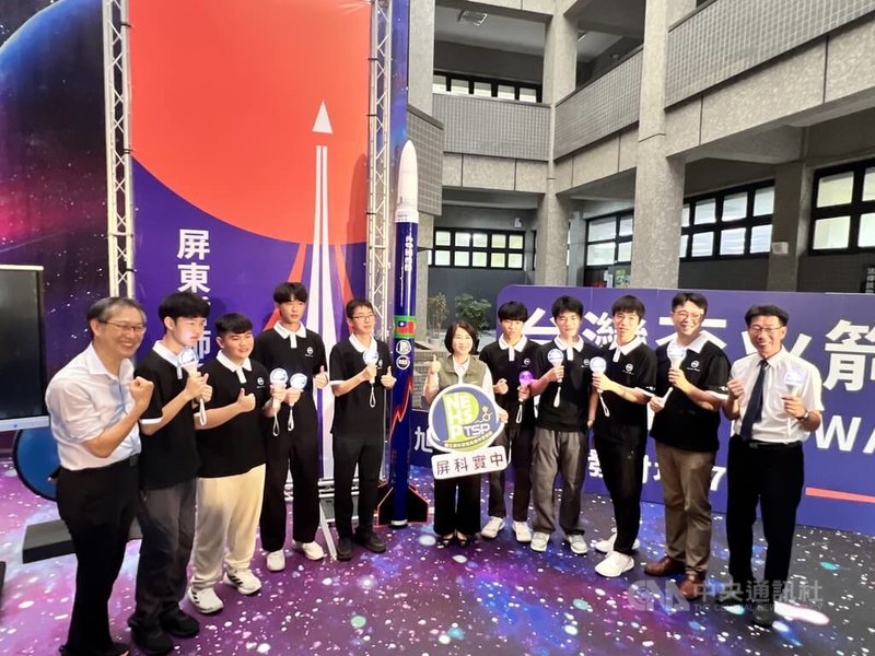 由屏東縣政府與TASA國家太空中心攜手主辦的「2025台灣盃火箭競賽決賽」將登場,屏東地主隊屏科實驗高中晉級決賽,縣長周春米(中)15日出席誓師記者會,為學子加油。中央社記者李卉婷攝 114年7月15日