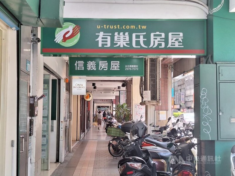 住商機構以內政部統計數字觀察,全台包含代銷、仲介等不動產經紀業的設立備查家數,2025年6月達9845家,雖仍創歷年新高,但相比年初,半年僅成長70家,成長家數為近5年來最低。圖為街邊房仲業者。中央社記者何秀玲攝 114年7月15日
