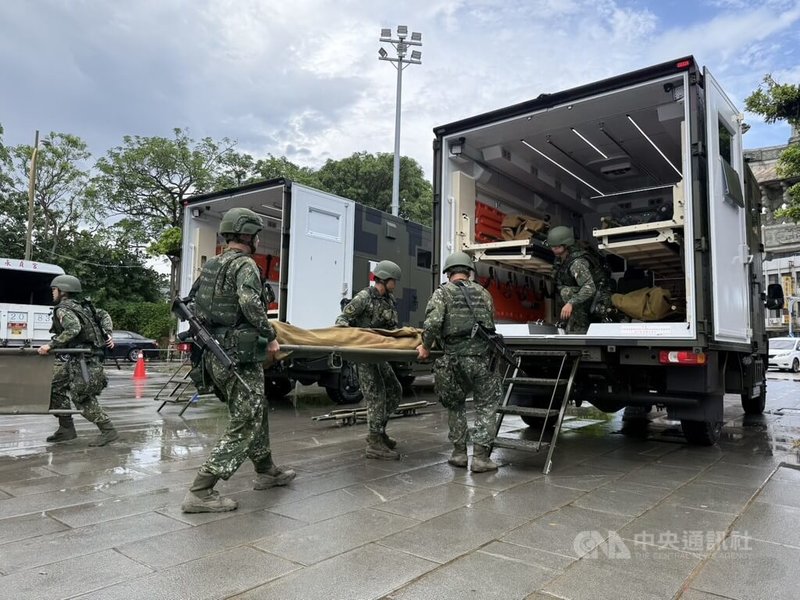 國軍第五作戰區15日在苗栗進行「戰傷救護暨大量傷患前接後送處置演練」，面對遭敵攻擊造成大量傷患，官兵完成戰場初級救護、檢傷分類、現場穩定等處置。中央社記者郭宣彣攝　114年7月15日