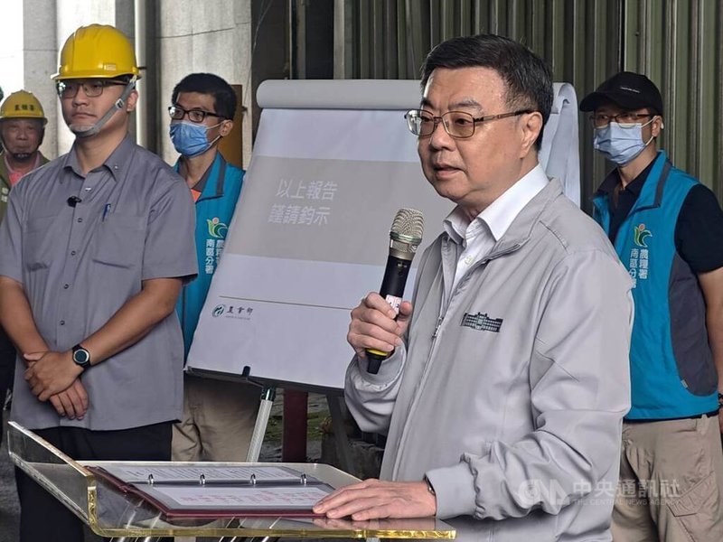 行政院長卓榮泰15日到高雄視察農業部農糧署仁武倉庫,表示普發現金不能真正解決台灣問題,希望讓不會審、算預算的委員沒機會再亂審亂算,國家才能進步。中央社記者蔡孟妤攝 114年7月15日