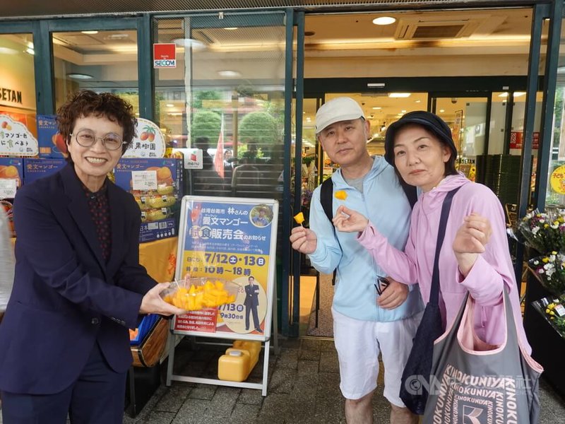 台南愛文芒果正在日本東京頂級百貨公司伊勢丹的超市QUEEN