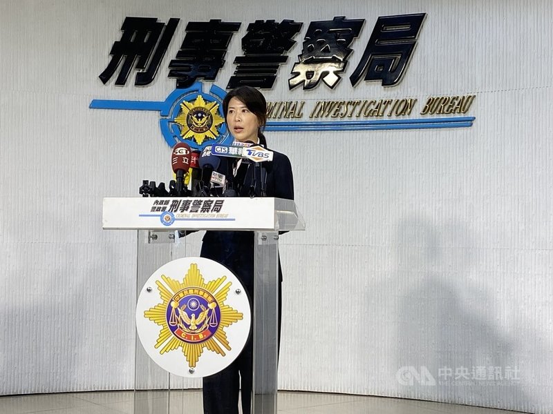 不肖業者38歲陳男自中國大陸進口大量假平板電腦貨物，再灌水、竄改成高效能規格的白牌平板電腦，於網購平台用人頭帳戶低價詐欺銷售，警方逮捕陳男等2嫌送辦。圖為刑事局偵查第九大隊第二隊長張伊君說明案件。中央社記者黃麗芸攝  114年7月15日