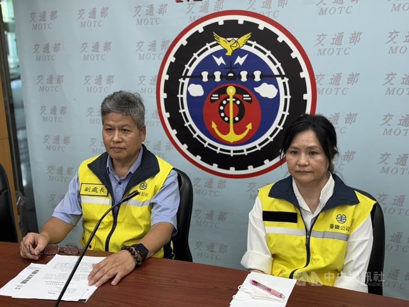 台鐵電務處副處長曾喜盤（左）15日在交通部例行記者會表示，為提高行車安全和內部通訊效率，預計115年底前全面更換光纖傳輸及網路交換設備等，可有效提升訊號穩定度與清晰度。中央社記者余曉涵攝　114年7月15日