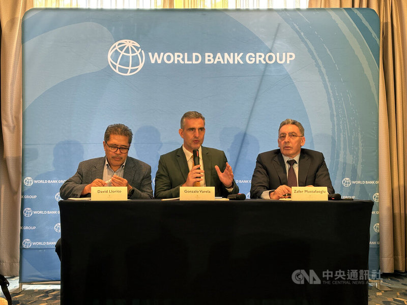 世界銀行菲律賓辦事處15日在馬尼拉發布「菲律賓成長與就業報告」,經濟專家瓦雷拉(中)表示,菲律賓有足夠的政策改革空間,足以降低業者經商成本,彌補外在因素帶來的衝擊。中央社記者林行健馬尼拉攝 114年7月15日