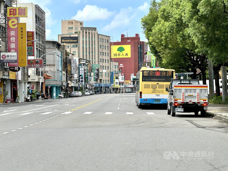 2025城鎮韌性(防空)演習15日在彰化縣登場,實施30分鐘防空疏散避難等空襲防護演練,下午1時30分警報聲一響,彰化市街頭車輛立即停靠路邊。中央社記者鄭維真攝 114年7月15日