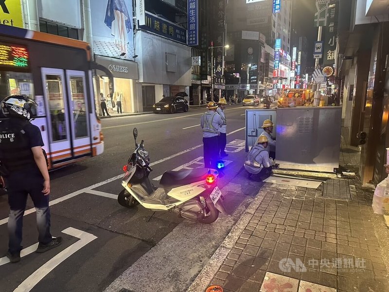 新北市板橋區中山路的後站商圈15日晚間發生公車車尾不慎擦撞路旁變電箱事故，導致附近約10家商店停電，台電已派員到場搶修。（翻攝照片）中央社記者王鴻國傳真　114年7月15日