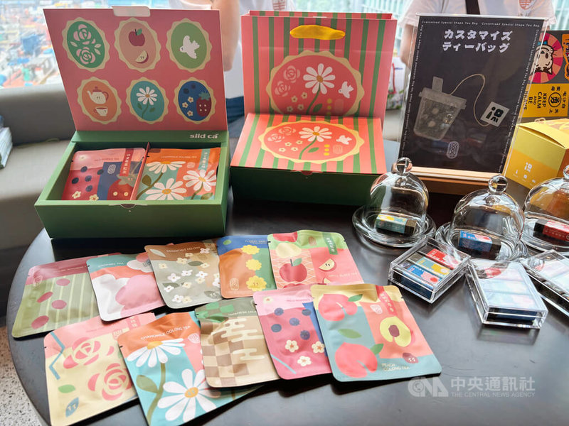 農業部與台灣區製茶工業同業公會15日在日本東京舉辦「現代台灣茶精選」,展示多款台灣茶產品,包括烏龍茶與紅茶的散葉茶、茶包等,甚至還有以茶葉殘渣製作、充滿茶香的橡皮擦,相當特別。中央社記者戴雅真東京攝 114年7月15日