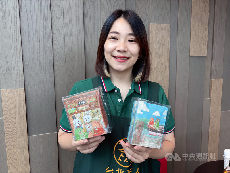 農業部與台灣區製茶工業同業公會15日在日本東京舉辦「現代台灣茶精選」,展示多款台灣茶產品,像是畫有日月潭等有台灣特色的可愛茶包,也可配合顧客訂製。中央社記者戴雅真東京攝 114年7月15日