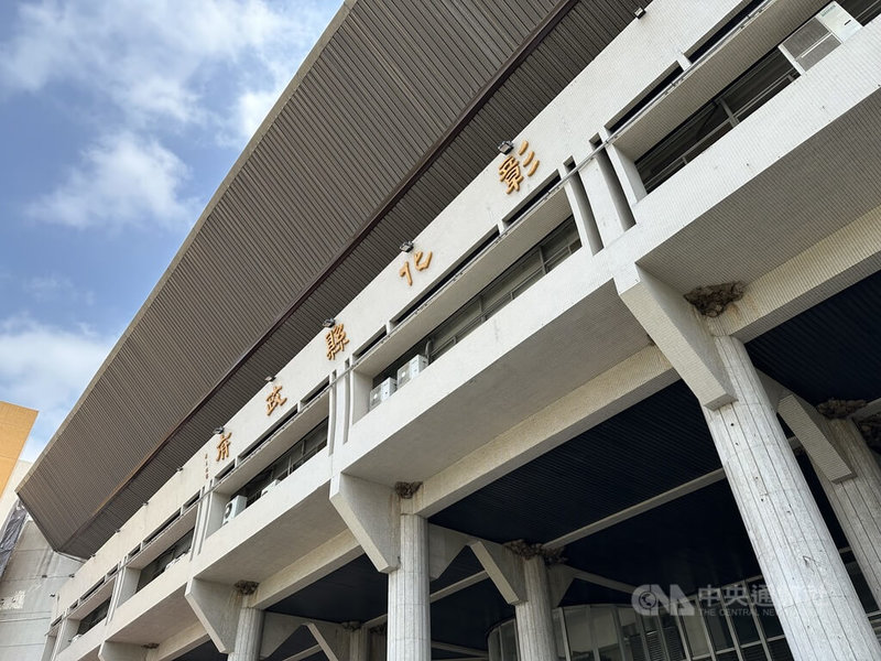 彰化縣政府遭指建議府內人員使用中國人工智慧(AI)新創公司深度求索(DeepSeek)協助致詞稿等撰寫。縣府行政處表示,日前內部會議有同事建議運用,但因涉及資通安全風險未被採用,且未簽准。圖為彰縣府外觀。中央社記者鄭維真攝 114年7月15日