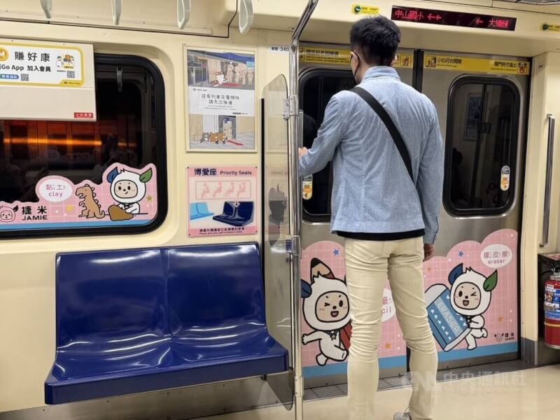 圖為北捷車廂內現行博愛座。(中央社檔案照片)
