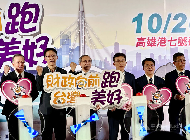 財政部15日舉辦114年統一發票盃路跑活動記者會,財政部次長阮清華(左3)出席,宣布這次路跑將於10月26日在高雄港七號碼頭開跑。中央社記者張璦攝 114年7月15日