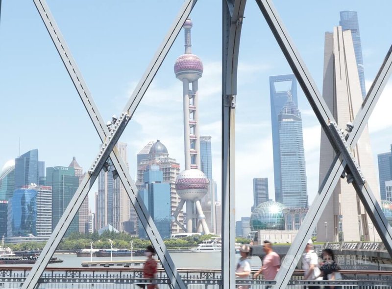 中國2025年第2季經濟成長率5.2％，遜於第1季表現為5.4％。圖為上海地標東方明珠電視塔。中央社記者李雅雯上海攝  114年7月15日