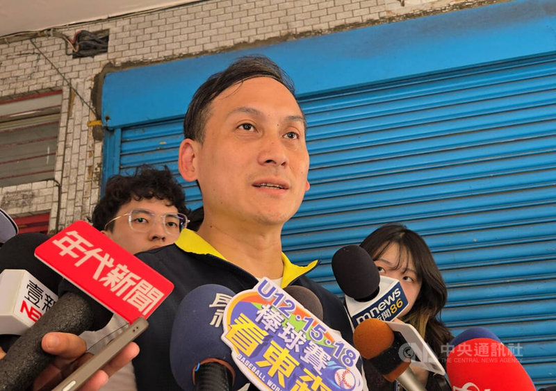 遭指曾霸凌已故方姓助理的國民黨立委葉元之(前中)15日接受媒體聯訪表示,26日罷免投票,家屬這時爆料,就是要把這件事泛政治化。中央社記者王鴻國攝 114年7月15日