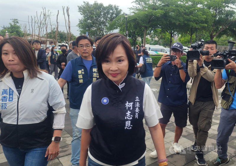 前台北市副市長彭振聲妻子在高雄住處墜樓身亡,15日在高雄市立殯儀館舉行公祭,國民黨立委柯志恩(前中)等到場致哀。中央社記者洪學廣攝 114年7月15日