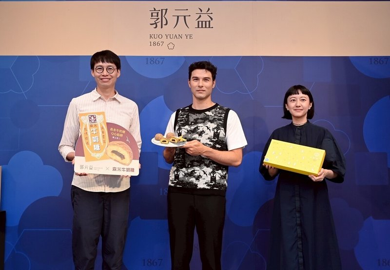 百年糕餅品牌郭元益14日宣布今年中秋檔期攜手森永牛奶糖,推出冰沙餡餅新口味,推出10種不同禮盒。左起為郭元益副總經理郭建偉、品牌代言人鳳小岳、聯名禮盒設計師子仙。(郭元益提供)中央社記者何秀玲傳真 114年7月15日