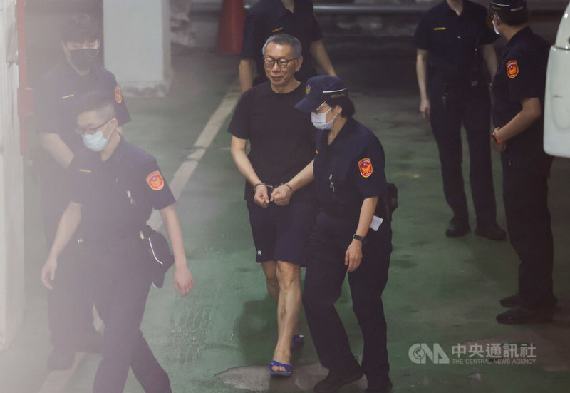 台北地方法院審理京華城案、柯文哲政治獻金案,15日上午提訊前台北市長柯文哲(前右2),柯文哲由法警陪同步入北院。中央社記者裴禛攝 114年7月15日
