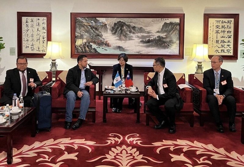 瓜地馬拉共和國議長羅慕斯（Nery Abilio Ramos y Ramos，左2）14日率團訪台，外交部政務次長陳明祺（右2）前往接機，表達歡迎之意。（外交部提供）中央社記者楊堯茹傳真　114年7月15日