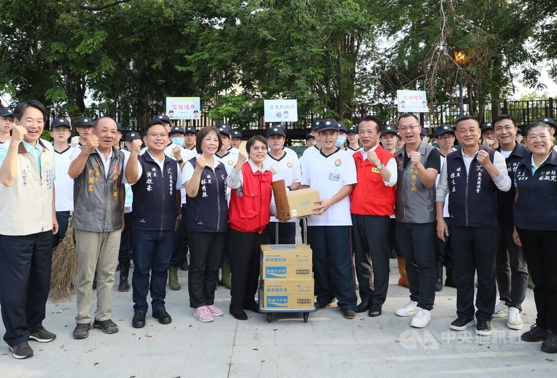 颱風丹娜絲侵襲後,嘉義地區仍有部分倒木、斷枝與廢棄物未清,內政部調度替代役男前往協助災後復原,部長劉世芳(前排左5)與縣長翁章梁(前排右4)15日到新港公園慰勞替代役男。中央社記者蔡智明攝 114年7月15日