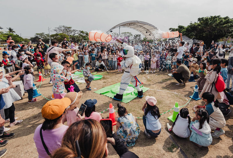 高雄駁二藝術特區將於19日起，連續2個週末推出「哈瑪星冰樂園主題市集」，除了美食冰品主題市集外，還有親子互動表演、泡泡派對等。（高雄市文化局提供）中央社記者林巧璉傳真  114年7月15日
