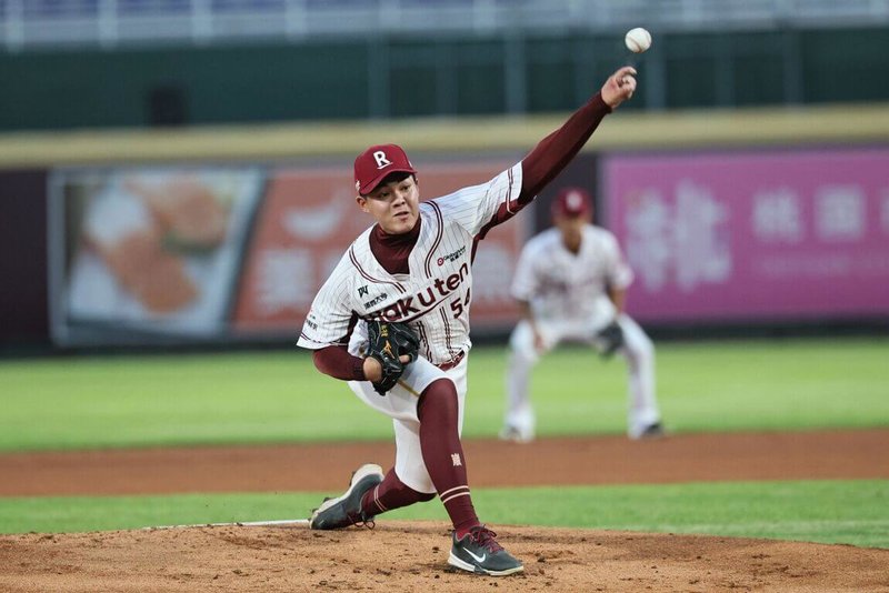 中華職棒樂天桃猿15日與中信兄弟交手以6比5拿勝,桃猿隊總教練古久保健二解釋投手調度,因先發投手林子崴(圖)有球數限制,安排波賽樂(Beau Sulser)長中繼。(樂天桃猿提供)中央社記者謝靜雯傳真 114年7月15日