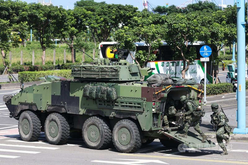 陸軍269旅在新北市八里區演練縱深防禦暨持久作戰,國軍士兵登上雲豹裝甲車並後撤。中央社記者吳家昇攝 114年7月15日