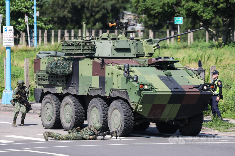 陸軍269旅模擬敵軍登陸後,部隊作戰並後撤。中央社記者吳家昇攝 114年7月15日