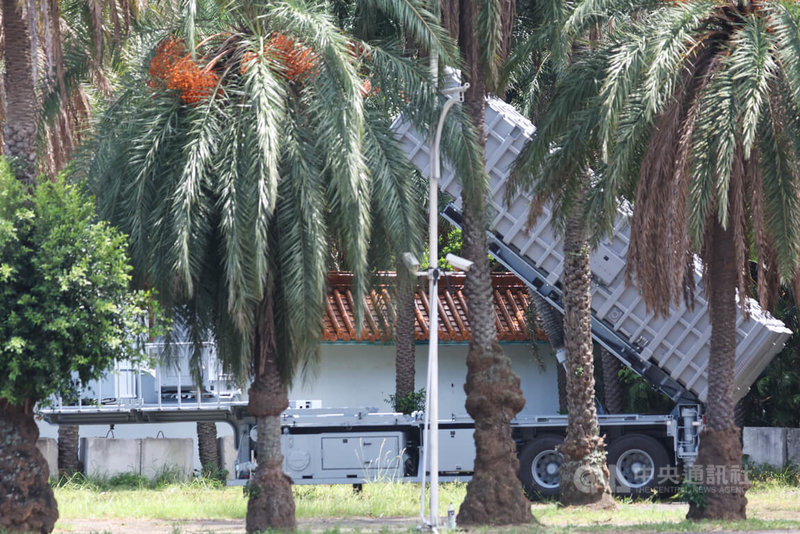 國軍「漢光41號」實兵操演進入第7天,海軍海鋒大隊15日上午在新北市八里區一處私人土地內進行機動部署;知情人士證實,部署在新北八里戰術位置的雄風反艦飛彈包含雄三增程型飛彈。中央社記者吳家昇攝 114年7月15日