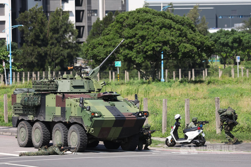 國軍士兵模擬進行傷兵後送演練。中央社記者吳家昇攝 114年7月15日