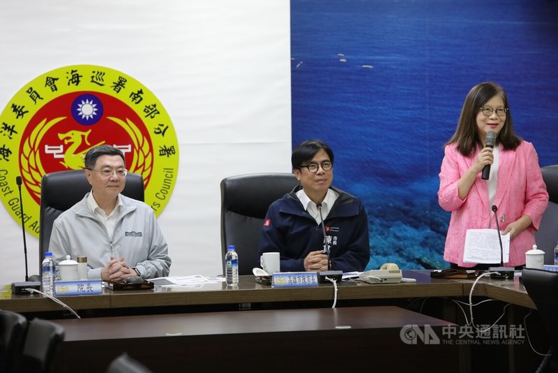 行政院長卓榮泰(左)15日南下高雄,與高雄市長陳其邁(中)、海洋委員會主任委員管碧玲(右)等人視察興達港海巡基地碼頭整修及浚深計畫,聽取簡報與計畫說明。中央社記者張已亷攝 114年7月15日