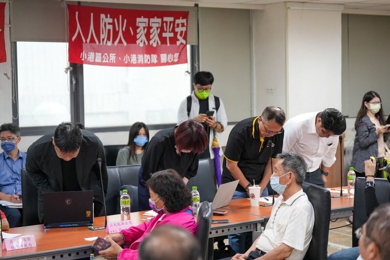 高雄市小港區三元能源科技電池廠14日發生火警,民進黨立委賴瑞隆15日召開檢討會議,三元能源團隊在會中鞠躬致歉。(賴瑞隆辦公室提供)中央社記者蔡孟妤傳真 114年7月15日