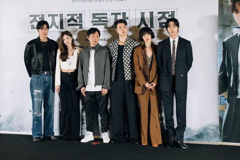 電影「全知讀者視角」即將在台上映,導演金秉祐(左3)15日率領演員李敏鎬(左1)、安孝燮(右1)、蔡秀彬(左2)、NANA(右2)、申承浩(右3)出席在韓國首爾舉辦的記者會,為電影宣傳。(采昌提供)中央社記者王心妤傳真 114年7月15日