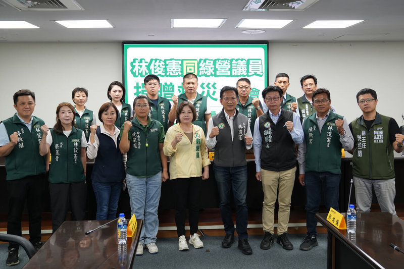 颱風丹娜絲重創台南，民進黨立委林俊憲（前右4）、郭國文（前右3）、賴惠員（前中）與多名台南市議員15日舉行記者會，宣布募集新台幣600萬元捐給風災專戶，盼引起民間更多響應。（林俊憲服務處提供）中央社記者楊思瑞台南傳真　114年7月15日