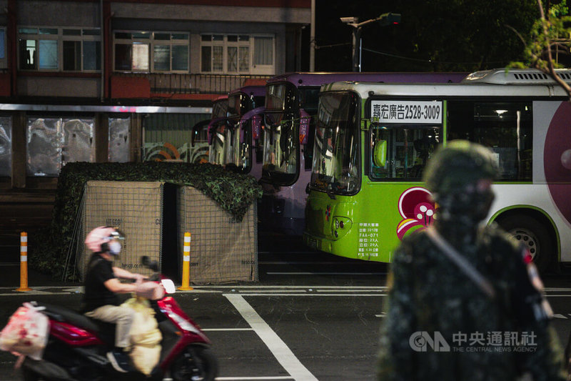 憲兵15日凌晨全線封鎖萬板大橋實施橋樑守備演練,除了徵集公車作為阻絕設施,亦出動美製艾斯科(HESCO)防禦工事,強化建置效率。中央社記者游凱翔攝 114年7月15日