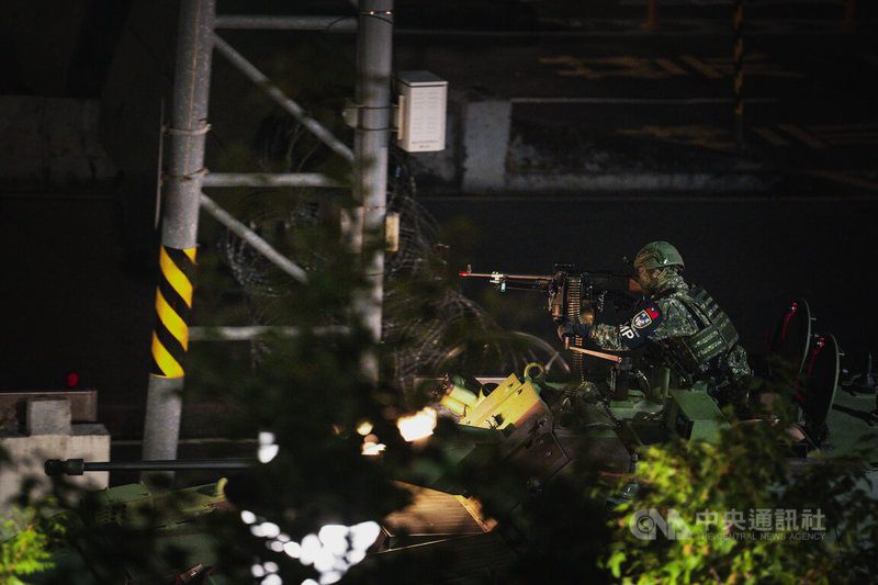 憲兵封鎖萬板大橋實施橋樑守備演練,官兵於雲豹八輪甲車上持機槍警戒中。中央社記者游凱翔攝 114年7月15日