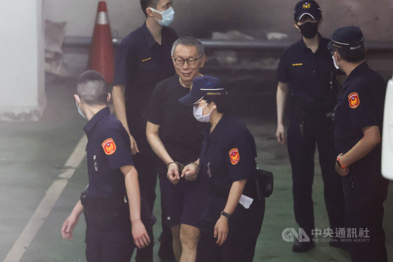 台北地方法院審理京華城案、柯文哲政治獻金案,15日上午提訊在押的前台北市長柯文哲(前排中)。中央社記者裴禛攝 114年7月15日