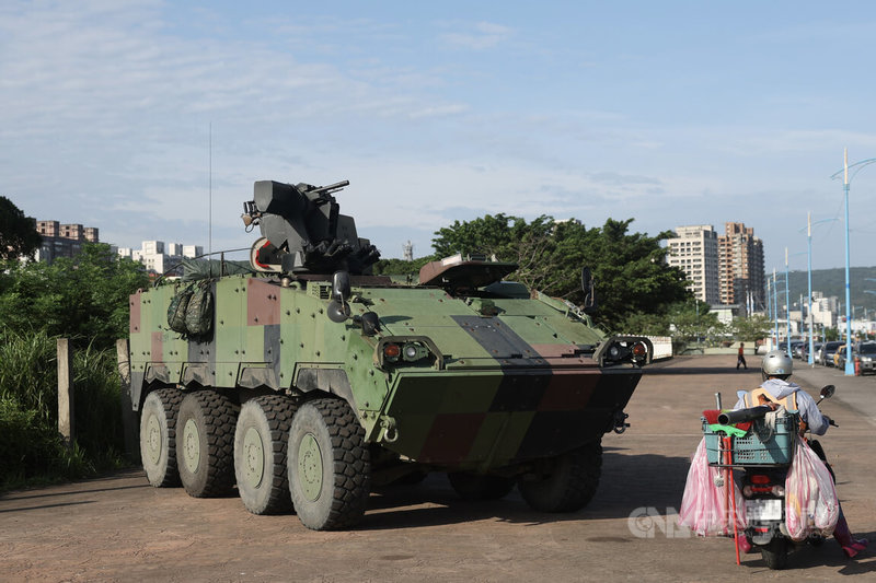 陸軍269旅出動雲豹裝甲車模擬接戰登陸敵軍。中央社記者吳家昇攝 114年7月15日