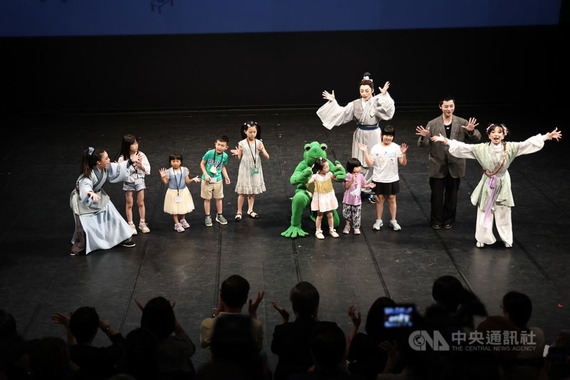 「請囡仔來看戲」2025兒童戲曲巡演起跑記者會15日在台灣戲曲中心登場,唐美雲歌仔戲團演出「收妖日記:顛倒大王的秘密」,讓現場小朋友一睹為快,並於台上開心互動。中央社記者翁睿坤攝 114年7月15日