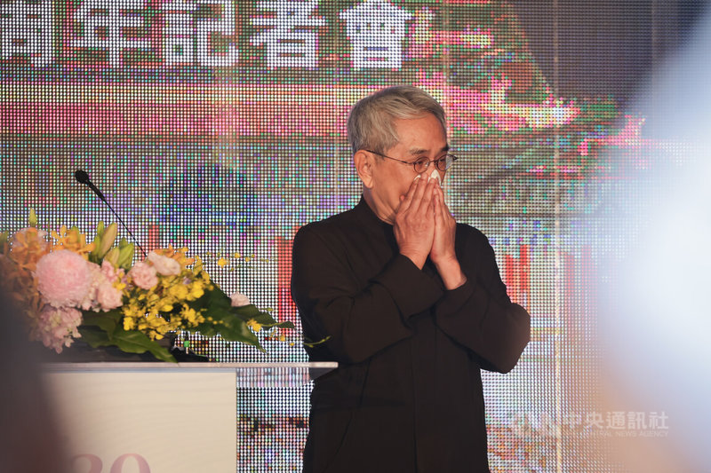 雲門舞集戶外公演邁入第30年,創辦人林懷民15日出席記者會,感謝國泰金控支持,回首30年歷程也讓他一度哽咽,說這是對所有人民做出的承諾,雲門要做更好,會越來越年輕,也期待台灣的成長。中央社記者裴禛攝 114年7月15日
