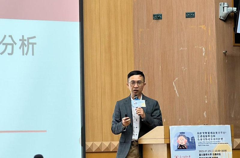 台北醫學大學傷害防治學研究所教授白志偉(圖)15日出席研討會時指出,數據顯示,75歲以上高齡駕駛造成行人死亡率為各年齡層最高,是41至64歲族群的2.44倍,呼籲政府在思考如何改善高齡駕駛管理機制時,應搭配相關配套。中央社記者黃巧雯攝 114年7月15日