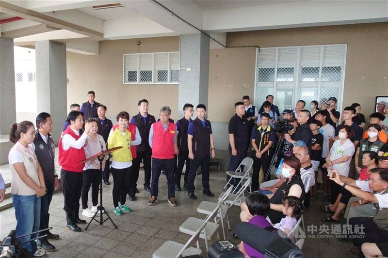 圖為總統賴清德(左3)8日親自南下勘災。(中央社檔案照片)