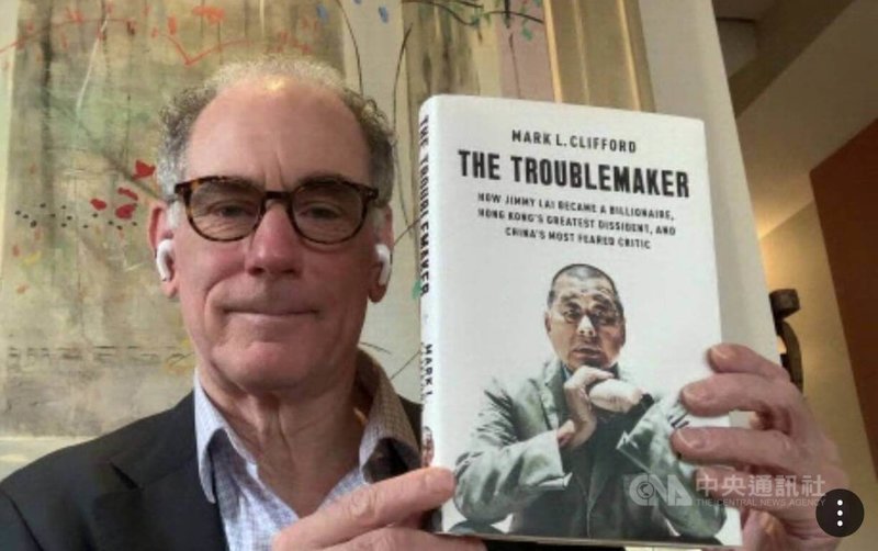 與黎智英相識逾30年的祈福德（Mark Clifford）說，他撰寫「黎智英傳：從億萬富翁，到中國最懼怕的批評者」一書，是因為黎智英是值得被世界關注的人，他希望黎智英、仍被關押的蘋果日報高層，甚至是其他香港及中國大陸的政治犯知道，「世界沒有忘記你們」。該書的英文版2024年出版，中文版2025年7月在台灣出版。（視訊截圖）中央社  114年7月15日